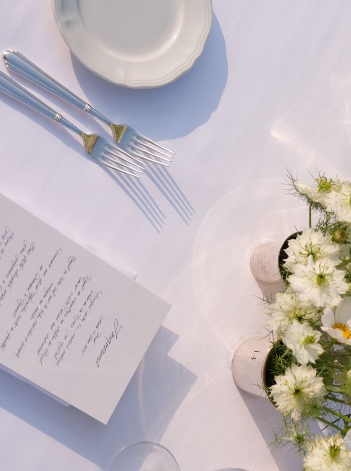  Jacquemus à table : un dîner fleuri face à la mer